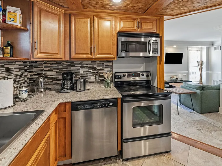 1010 E Victory Dr E #1 — Photo 10