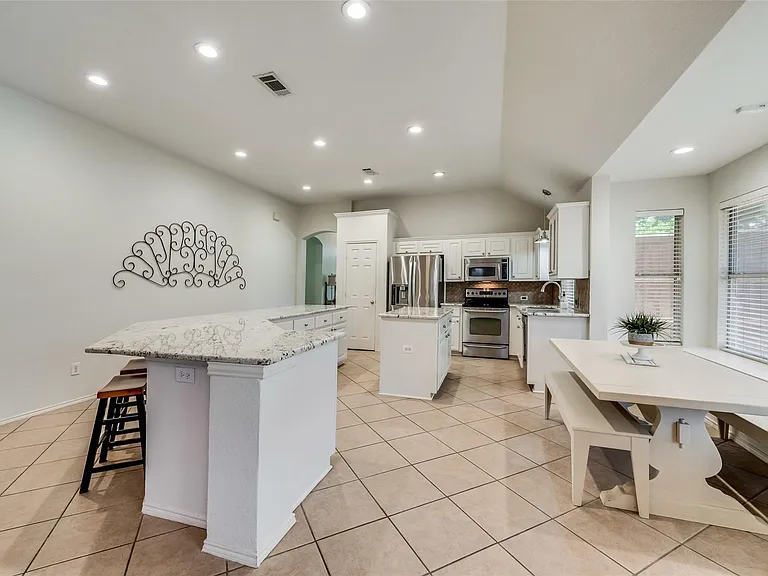 808 Amber Ct — Photo 3
