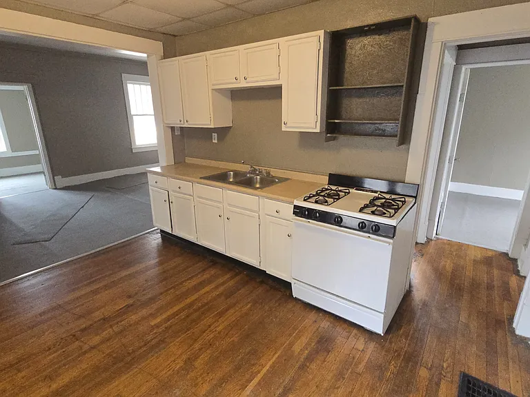212 W Hospital Dr — Photo 3