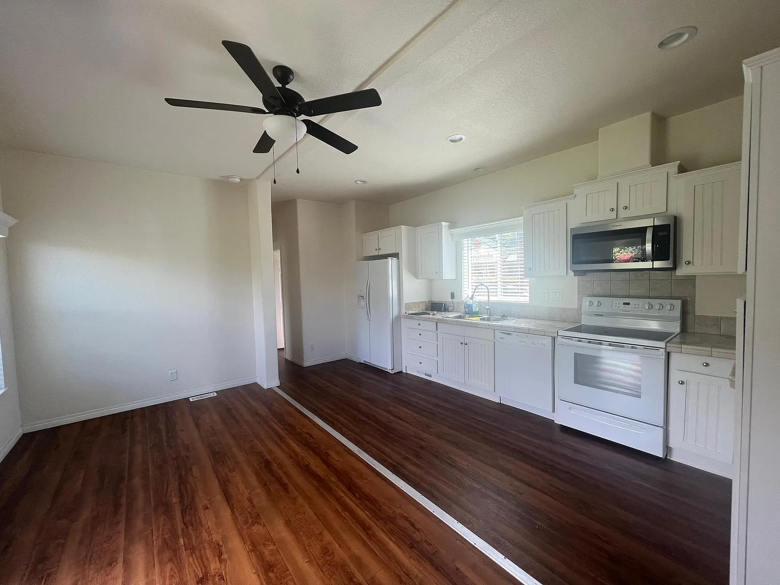 2 bed, 656 sqft, $3,000 — Photo 2