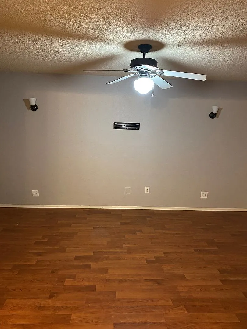 3 Bedroom 2.5 Bathroom Townhome — Photo 4