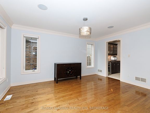 5th image of 374 Pelham Rd