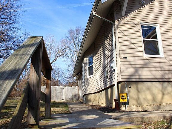 4th image of 3069 Percy Ave