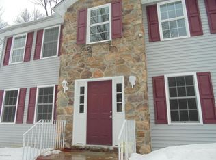 898 Country Place Dr, Tobyhanna, PA