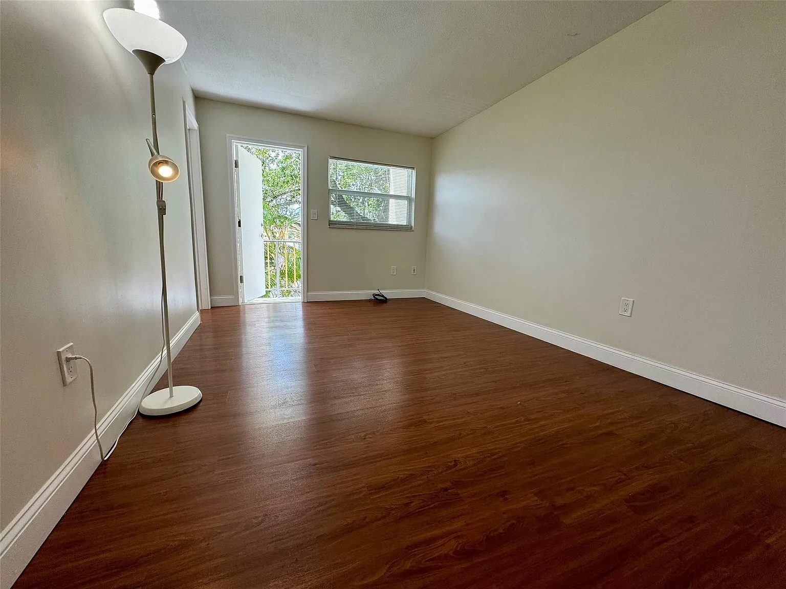2 bed, 2.0 bath, 940 sqft, $2,000 — Photo 2