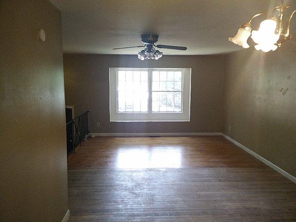 3rd image of 375 Lady Guinevere Way