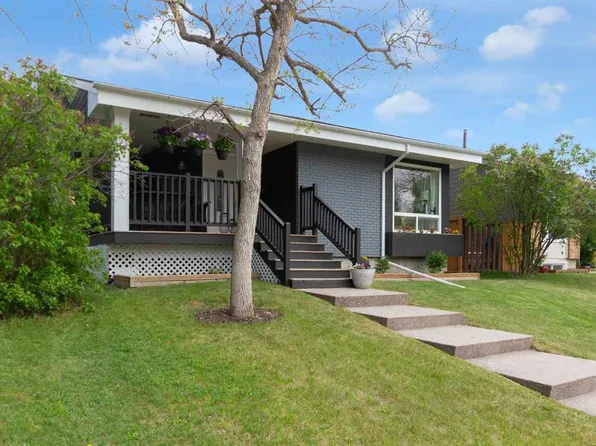15 S Woodglen Rd SW, Calgary, AB T2W 4N8