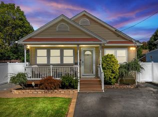 31 Marion St, Farmingdale, NY 11735
