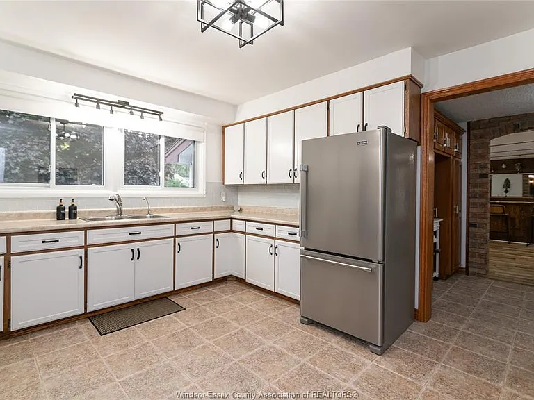 1174 Heritage Rd — Photo 3