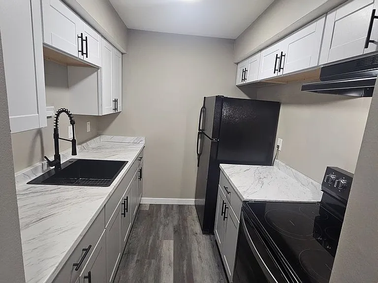 1710 Elder St. (10 Unit) — Photo 4