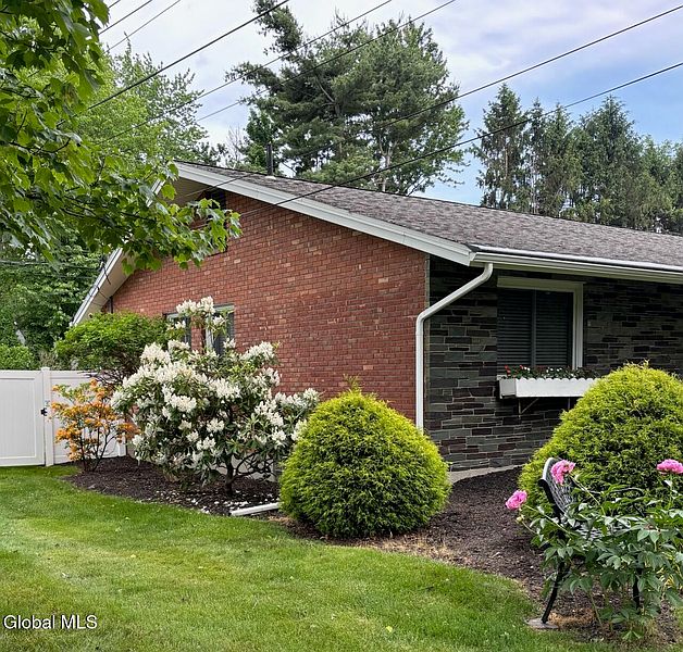 3rd image of 919 Londonderry Court