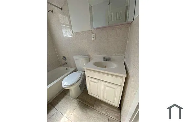 Building Photo - 67 Van Cortlandt Park Ave #3L