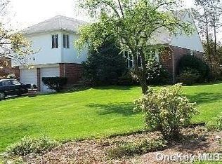 200 Robby Ln, New Hyde Park, NY 11040