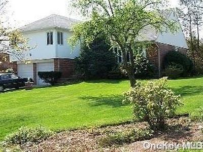 200 Robby Lane, New Hyde Park, NY, 11040