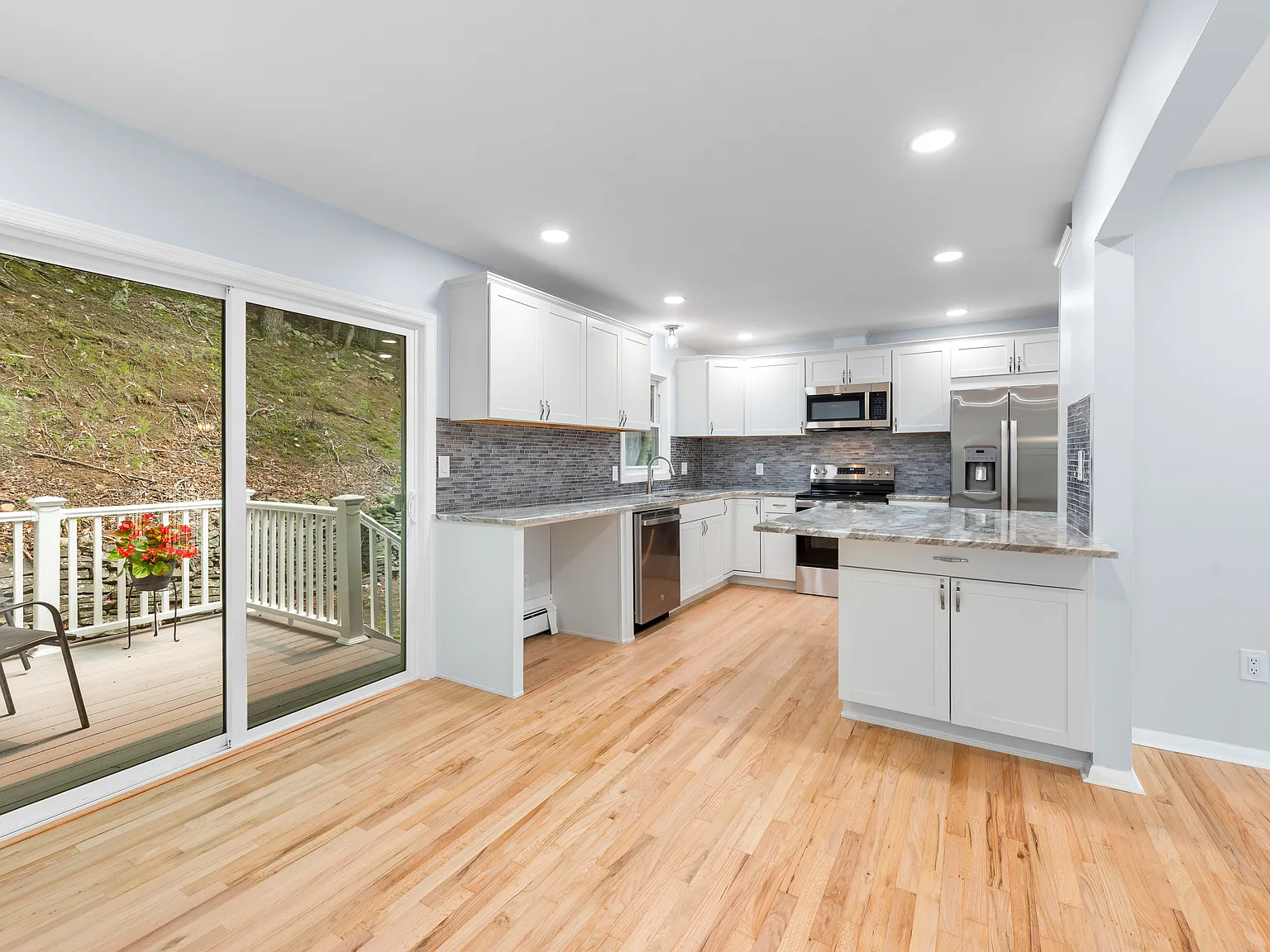 4 bed, 1.5 bath, 1636 sqft, $4,000 — Photo 2