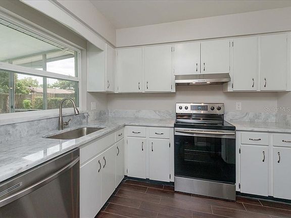 2nd image of 826 Carvell Dr