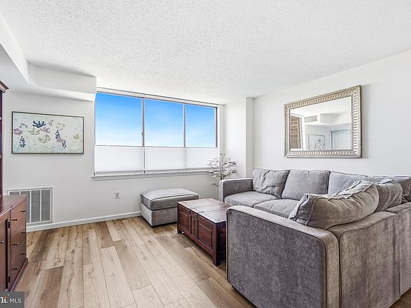 2nd image of 10101 Grosvenor Pl APT 910
