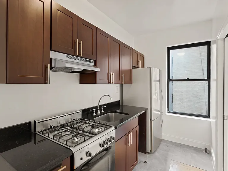 201 W 11th St #4F — Photo 7