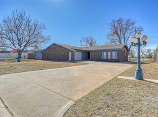 104 Skyline Dr, Chickasha, OK 73018