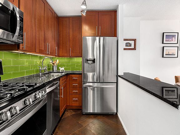 3rd image of 200 W 79th St #Php