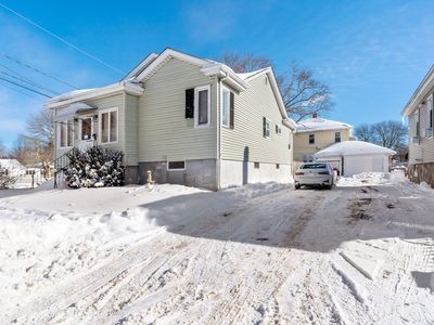 677 Oak Grove Ave, Fall River, MA, 02720