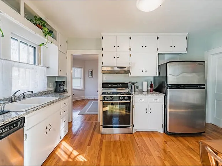 189 Holbrook Rd — Photo 4