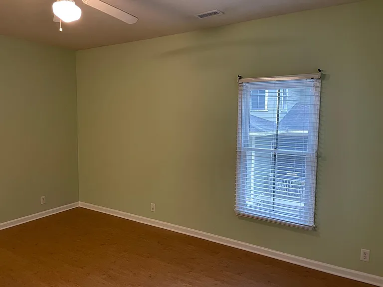 518 Galt Ln E — Photo 8