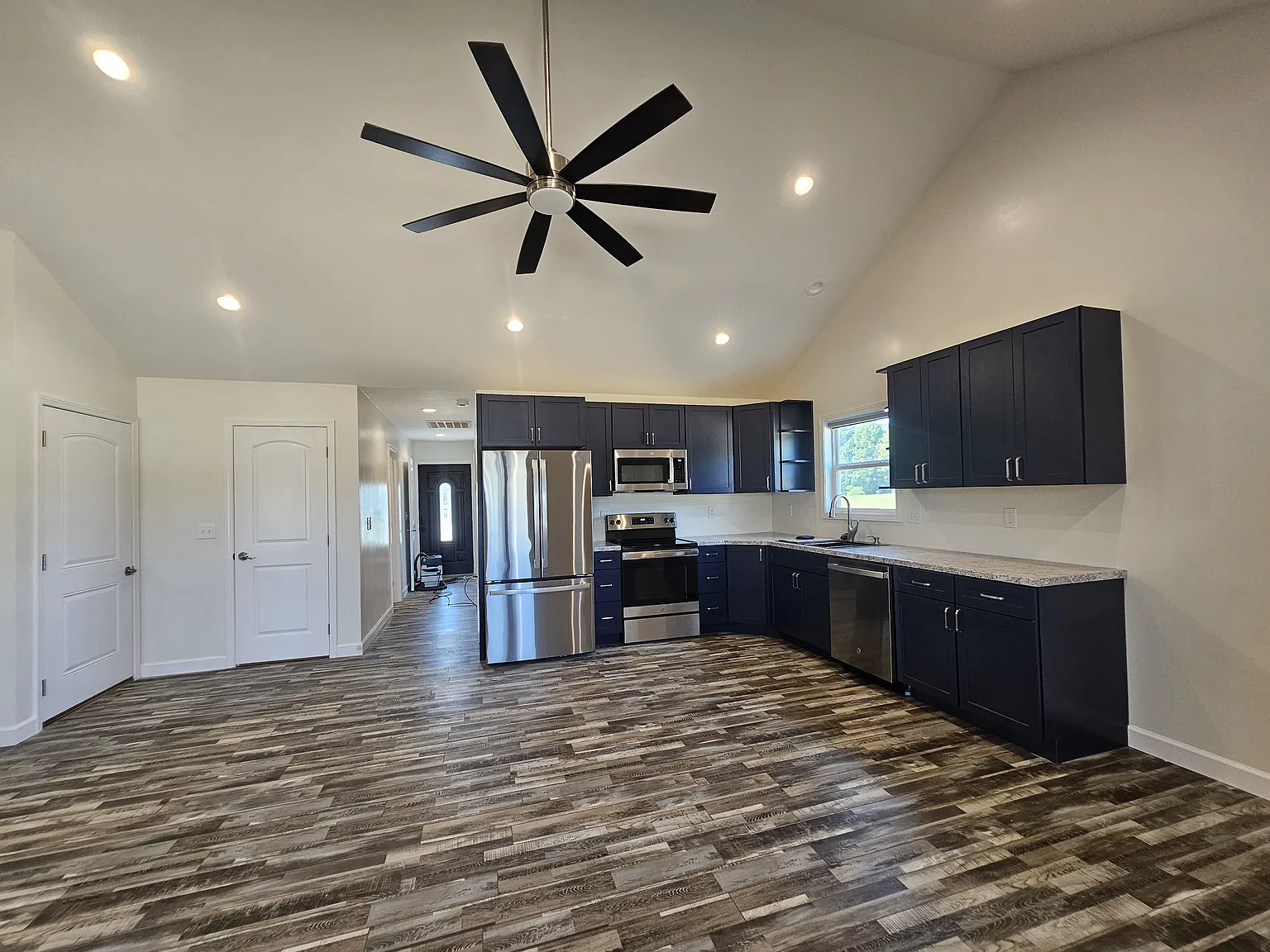 3 bed, 1150 sqft, $1,450 — Photo 1