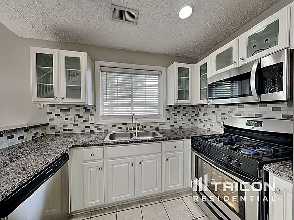 5th image of 1005 Stonecroft Ln