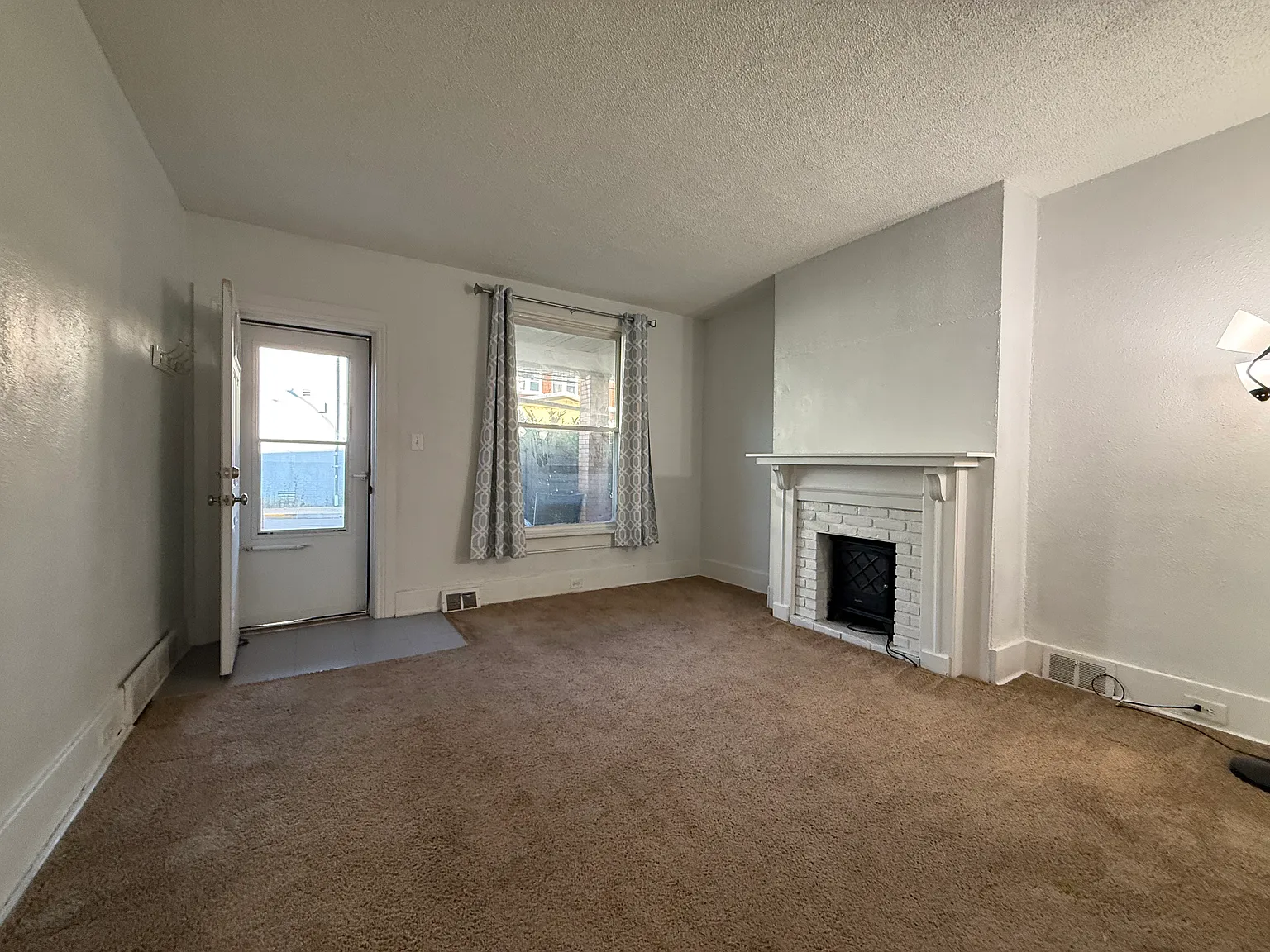 2 bed, 1.5 bath, 1000 sqft, $1,300 — Photo 1