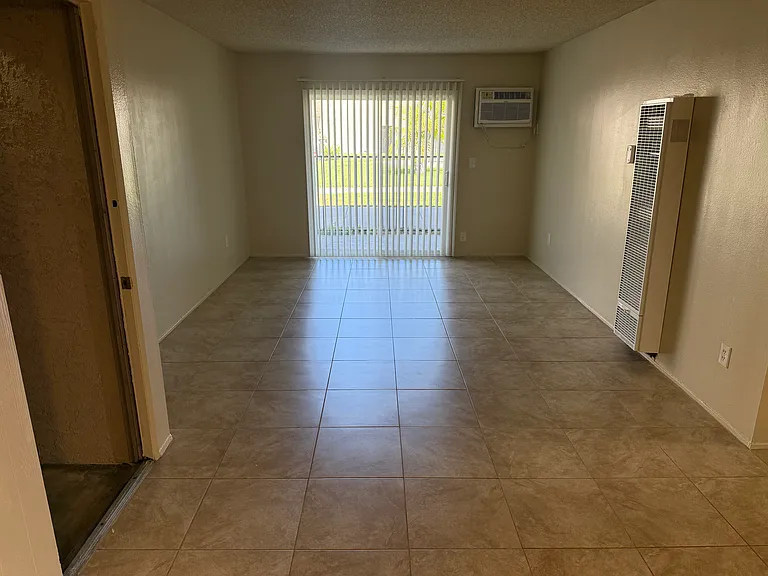 1540 E. Canfield Lane — Photo 2