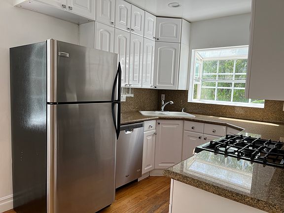 KITCHEN - NEW CABINETS, GRANITE COUNTERTOPS & STAINLESS-STEEL APPLIANCES. 2 GARDEN WINDOWS