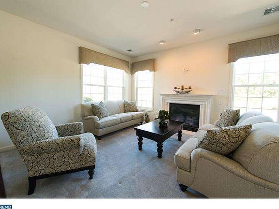 3rd image of 204 N Twin Lakes Blvd