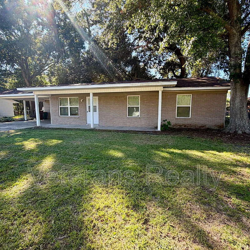 3 bed, 2.0 bath, 1281 sqft, $1,600 — Photo 2