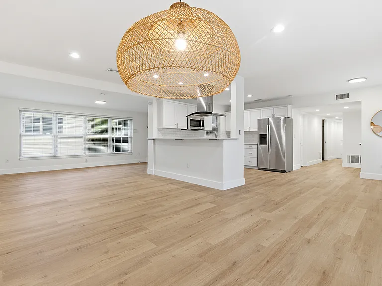 327 Sunny Ln — Photo 1