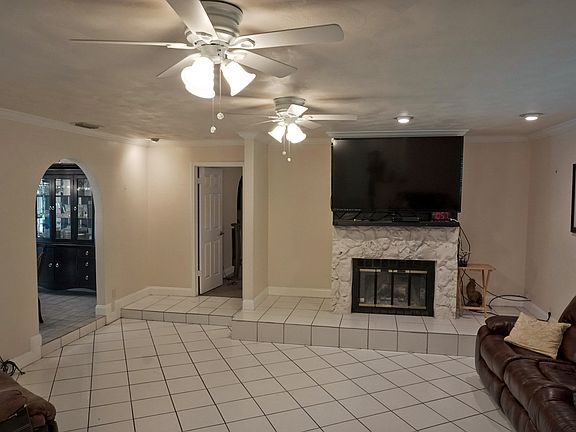 3rd image of 5826 Nob Hill Blvd