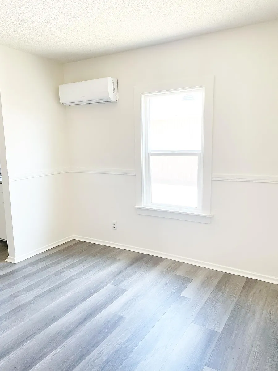 Building Photo - 440 W 23rd St #1/2