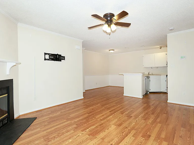 103F Stratford Dr #MAIN — Photo 5