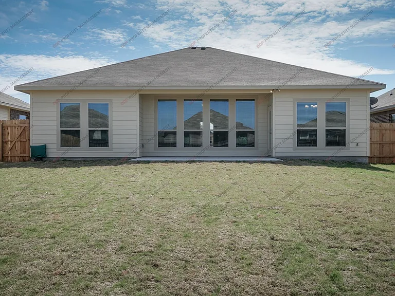 612 Cross Dr — Photo 2