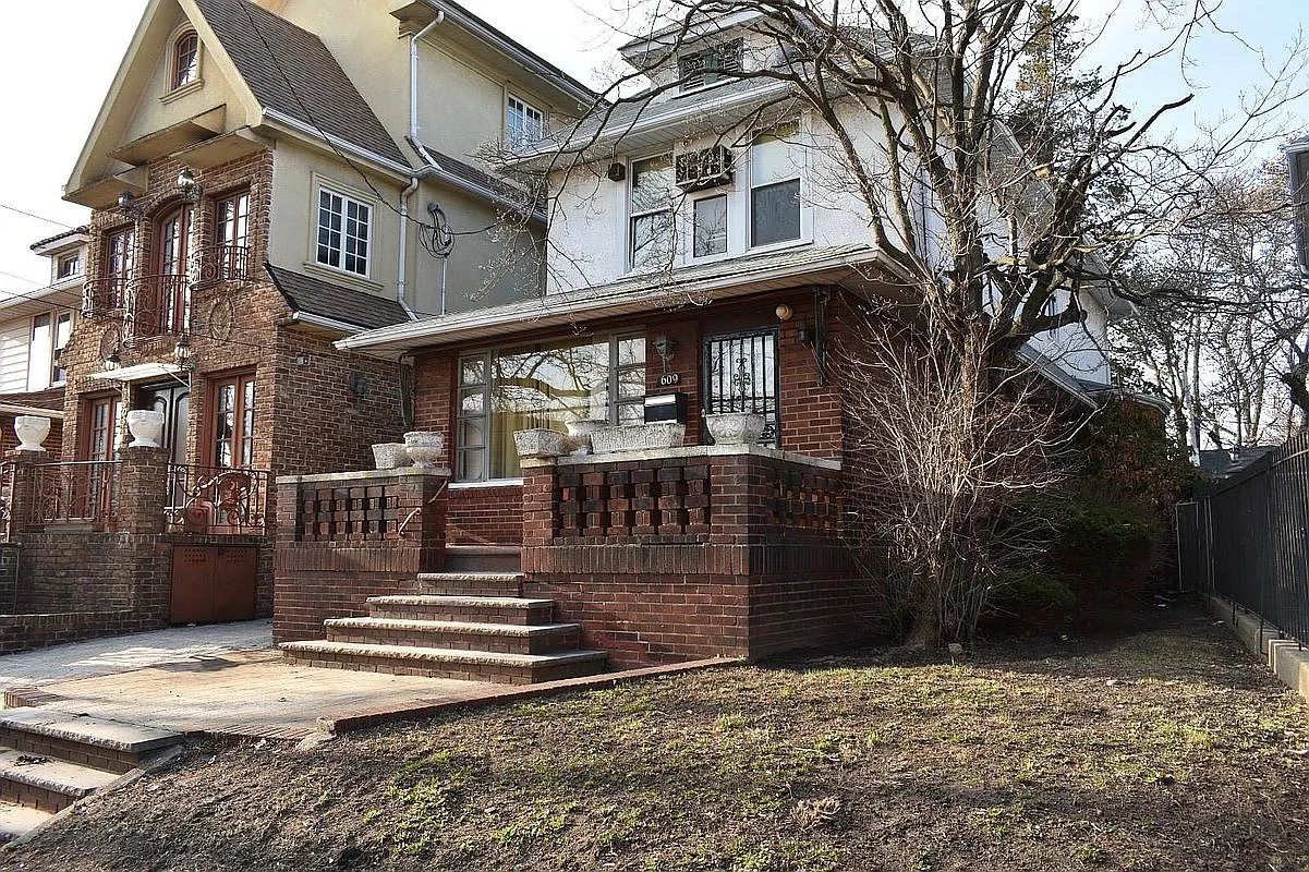 1609 Avenue photo 1