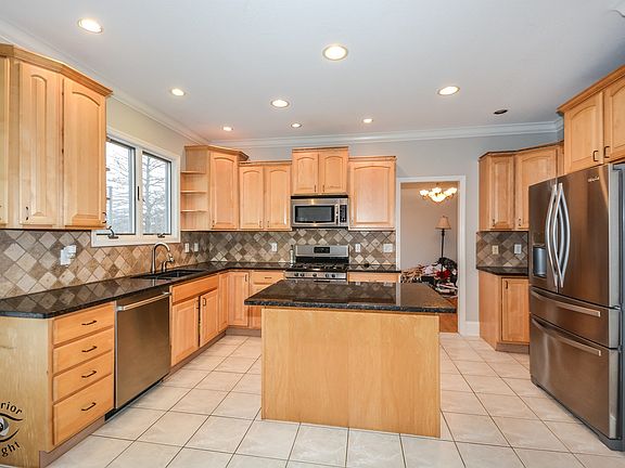 4th image of 819 E Margaret Ln