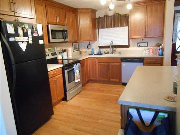 4th image of 301 N 6th St