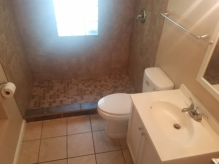 916 N Hill St — Photo 17
