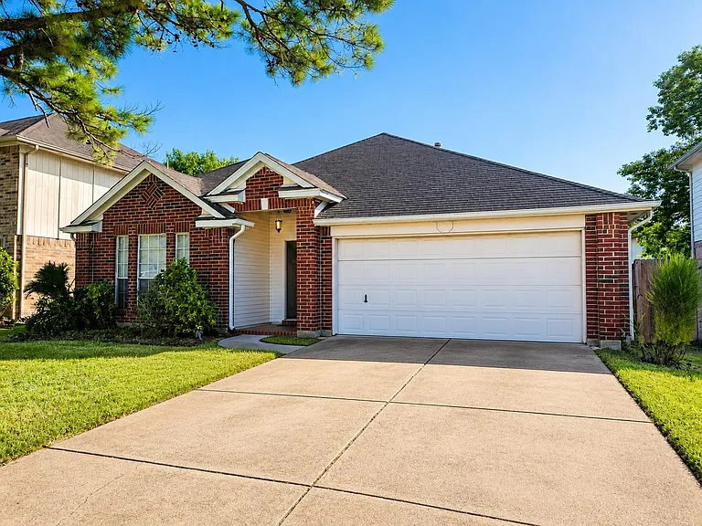17006 Dusty Mill Dr E — Photo 2