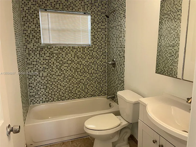 1450 NE 170th St #305 — Photo 26