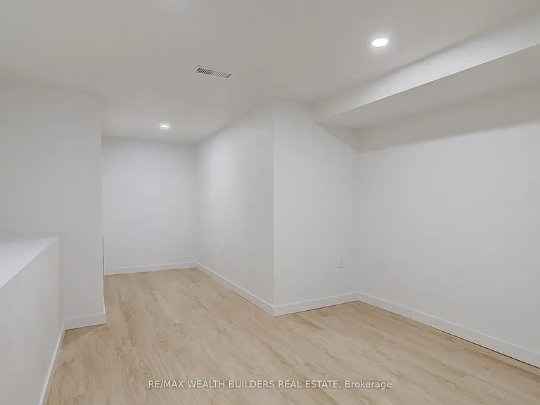 2443 Dundas St W — Photo 12