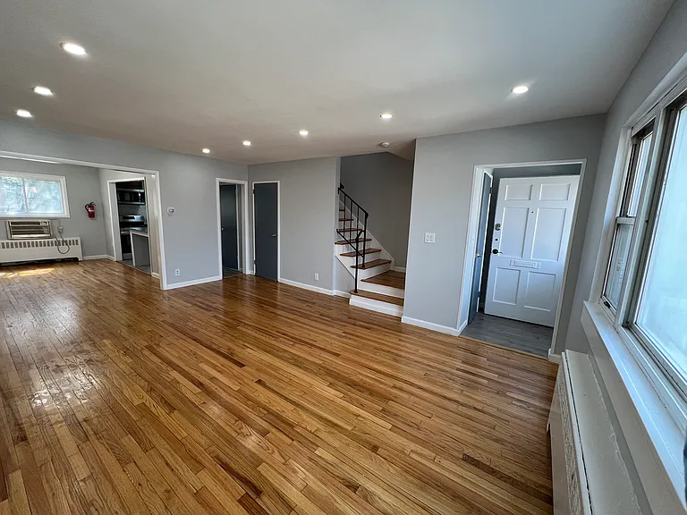 16 College St — Photo 1