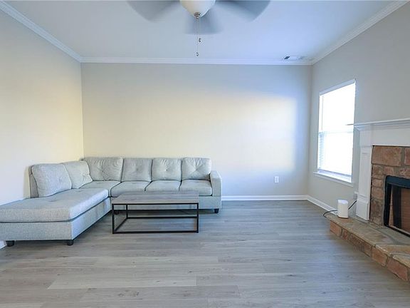 5th image of 225 Eva Way NE