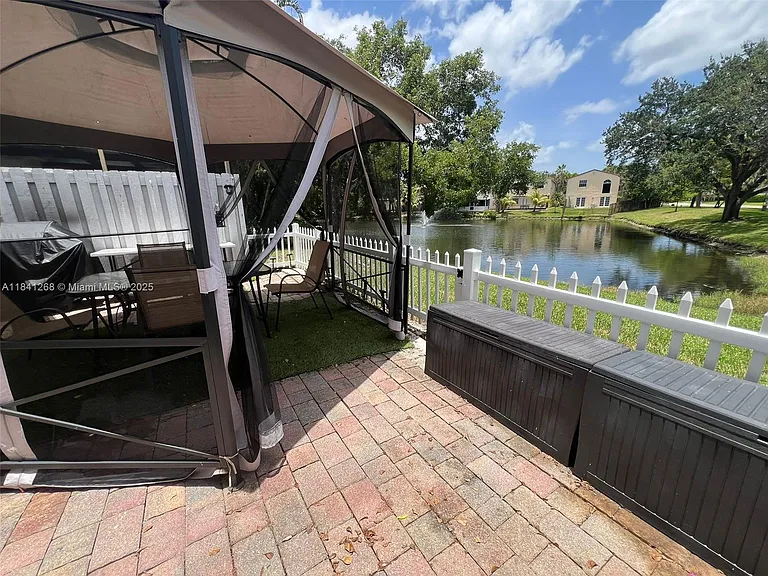 9894 Fairway Cove Ln — Photo 8