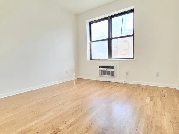 43 Van Wagenen Avenue image 7 of 14